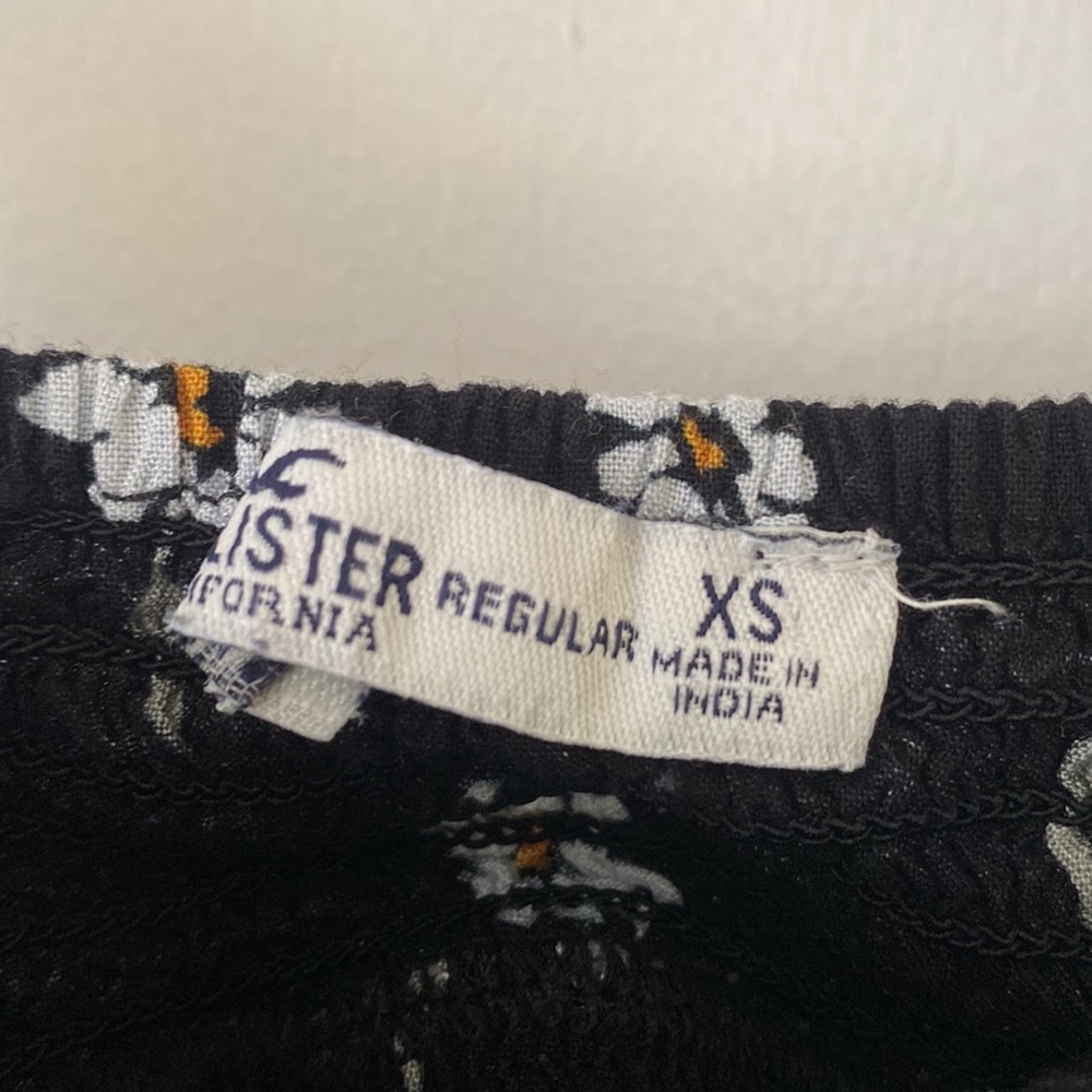 Hollister XS Romper Black with White Daises - Picture 3 of 5